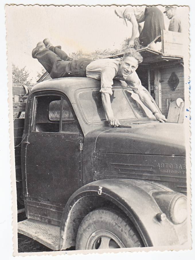 Juozapas Mikalajūnas ant kolūkio mašinos stogo